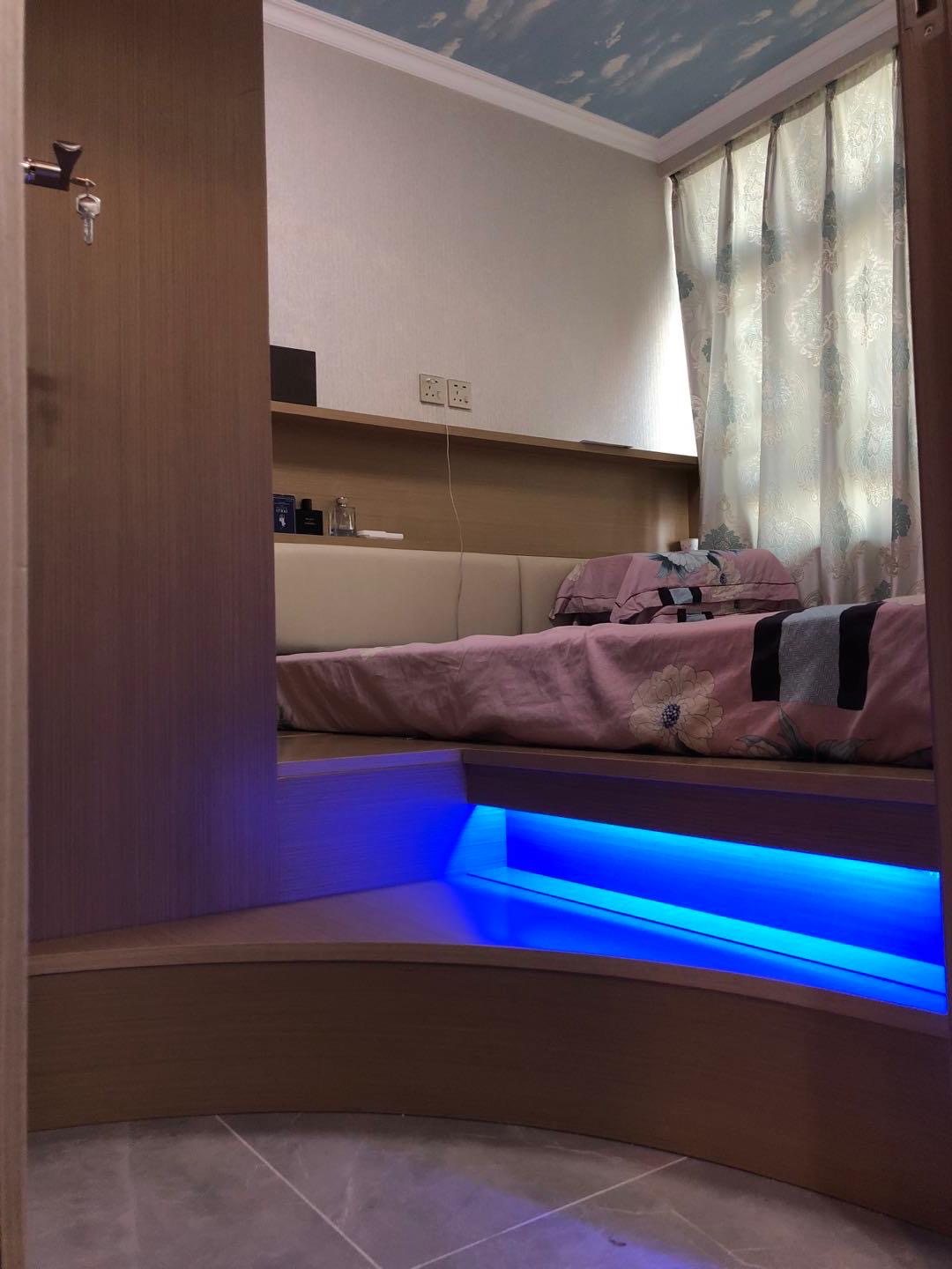 臥室地台床與燈帶